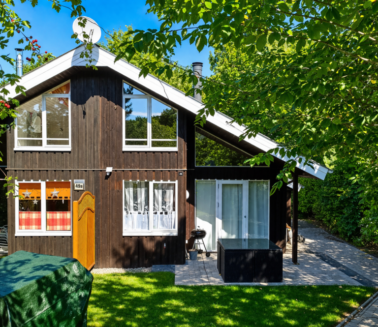 Hoelzernes Gartenhaus im Sommerlicht