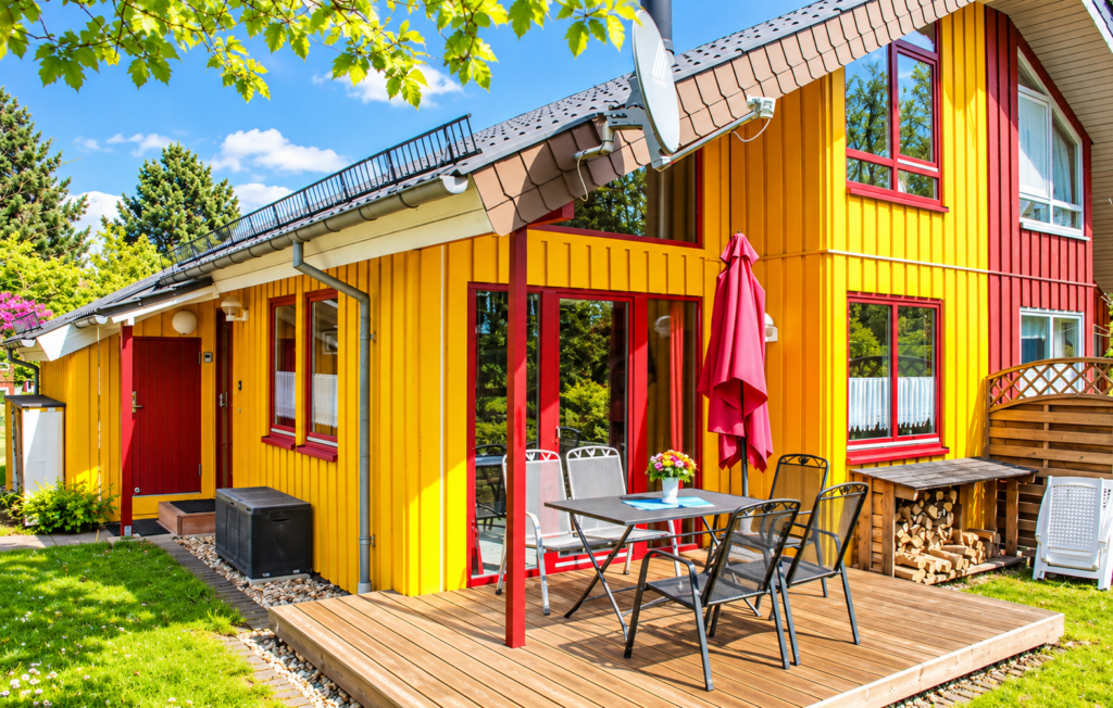 Sonniges Sommerhaus mit roter Terrasse opt 1